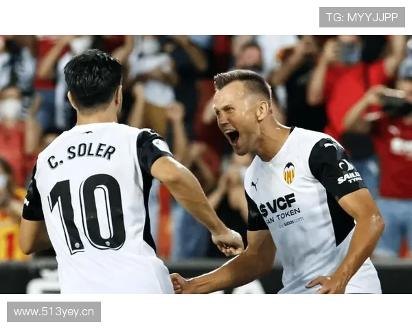 琼阿梅尼 vs 托尼·克罗斯:中场出球结构与准确性差异分析 琼阿梅尼 vs 托尼·克罗斯:中场出球结构与准确性差异分析