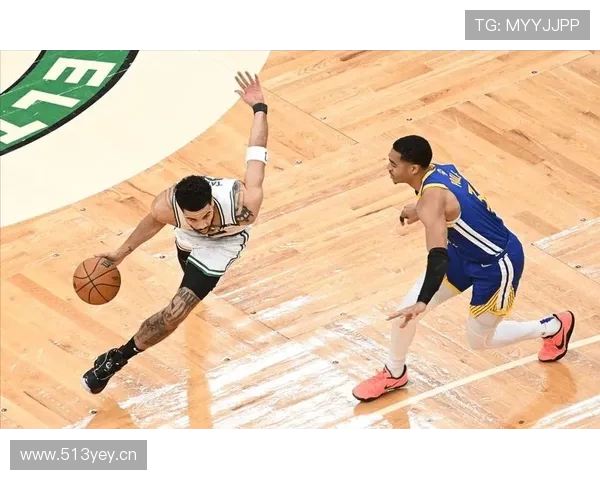 马丁无球跑动拉开空间，改变球队进攻结构